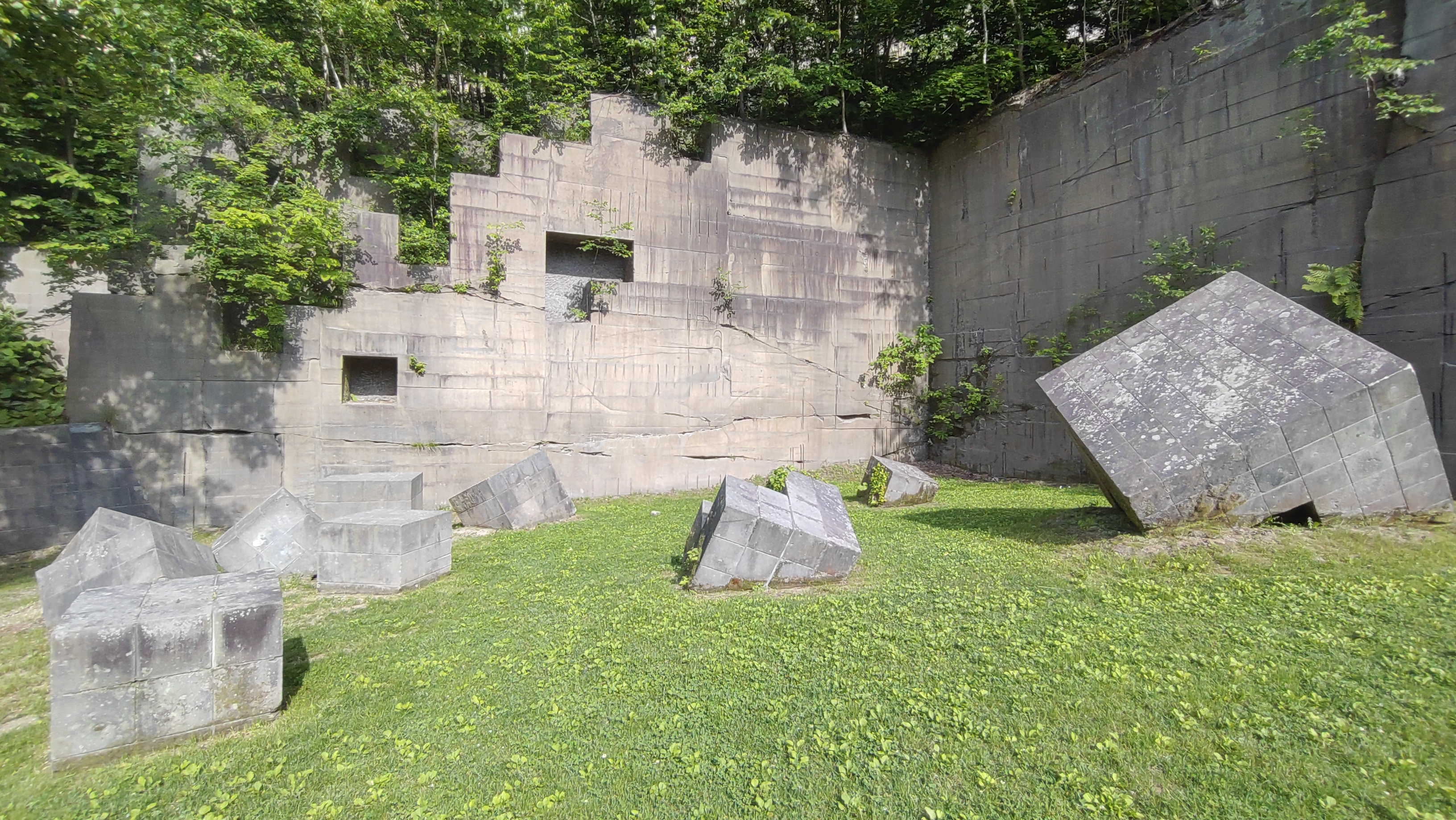 採石場跡の岩壁と軟石のアートオブジェ